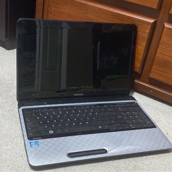 TOSHIBA L750 laptop - Picture 1 of 2